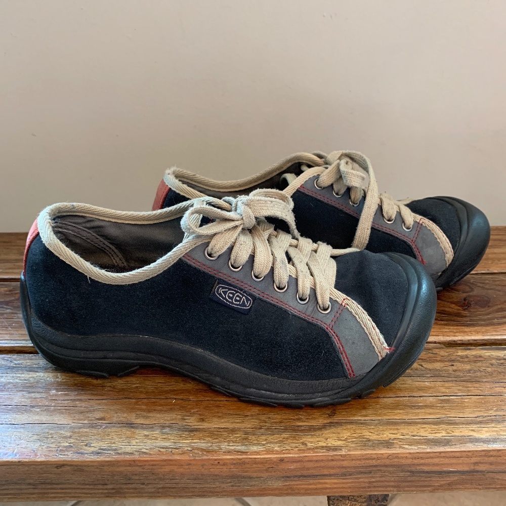 Keen navy blue shoes